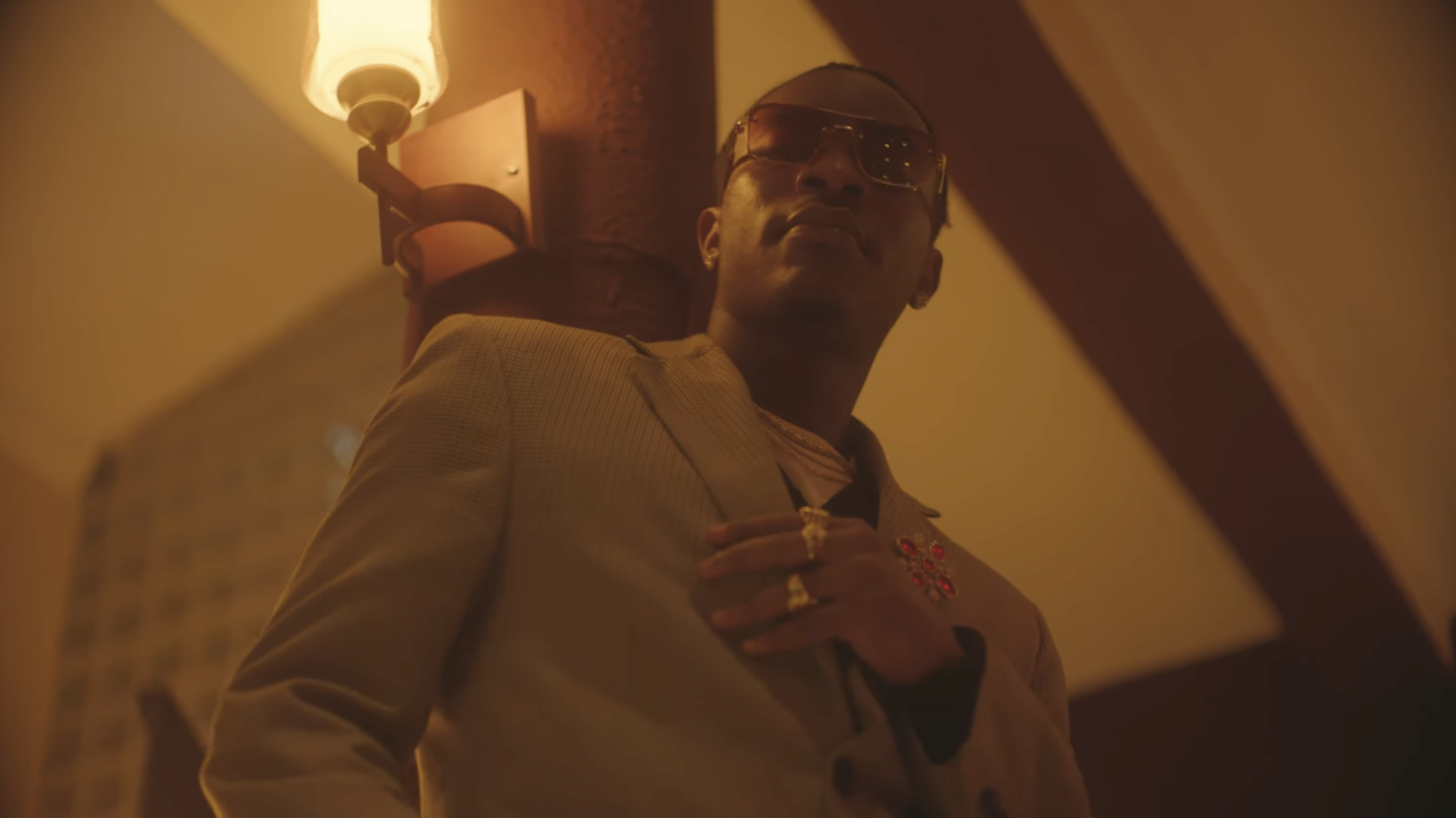 Jinmi Abduls ouvre un nouveau chapitre avec Renaissance et le clip ensoleillé de « Ladder »